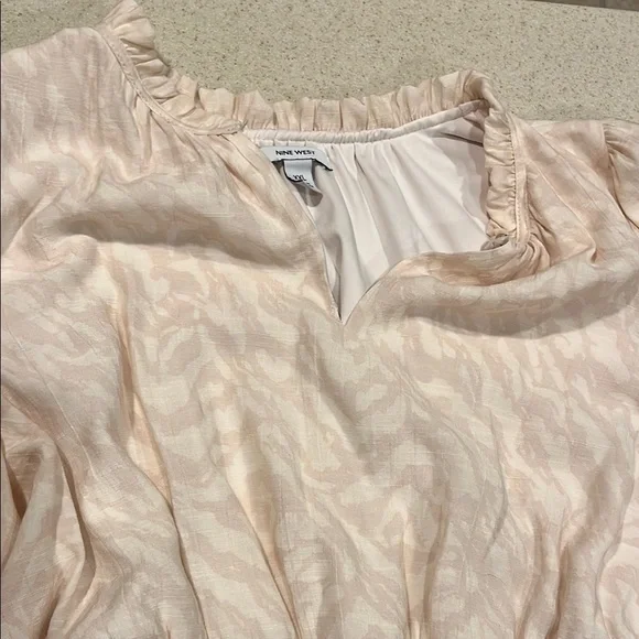 Elegant Pinky Cream Dress with Puff Sleeves - Picture 2 of 4